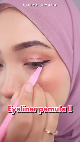 Keliatan kan lebih gampang gitu pas dipake 😍 pemula friendly banget pokoknya @DAZZLE ME INDONESIA #dazzlemeeyeliner #borntodazzle #gayadirumah #gayaditiktok #fyp #foryou #makeuptips #beautyhacks 