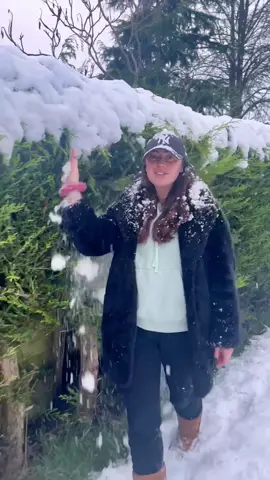 My snow don’t cost a thing x @amybrocklebank7 #fyp #christmas #jlo @jlo @llcoolj 