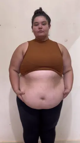Essa sou eu, existindo dentro do meu corpo. Sim, vocês sabem que minha barriga é caída, que eu tenho muita estria e que meu corpo é muito marcado pela minha história com a obesidade. História essa que é árdua e difícil, mas que me fez ser a pessoa que sou hoje. Por isso que eu falo sempre a vocês, cuide-se mesmo durante o processo, não espere emagrecer para que enfim, você possa começar a gostar de si. Seu amor por você, começa hoje e agora e todos os dias. O seu corpo é sinal de morada, viva cada fase.  Vamos juntas, amigas! 🥰 #autoestima #autocuidado #tiktok #foryou 
