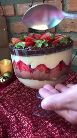 Irresistível bombom de morango . . . #deliciasdidoce #bombomnataça #bombomdemorango #sobremesa 