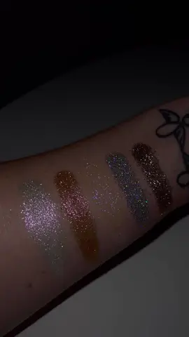 Hot girls don’t gatekeep: Makeup Forever Glitters 😍 #holidaymakeup #holidayglitter #glitter #makeup #highlight #highlighter #polvodehadas #makeupforever #bestmakeupproducts #makeuptutorial #makeupfavorites #makeupfavs #makeupfaves #makeupfavourites 