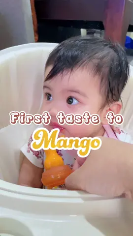 Elise’s first mango 💛 #fyp #fruitfeederpacifier #babyproph #mango #babiesoftiktok 