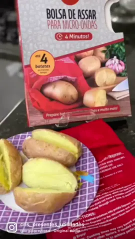 Gente, olhem só essa novidade toooop! 😍 Bolsa para assar batatas no microondas! 😍 Vocês sabiam que ao cozinhar legumes diretamente na água, eles acabam perdendo certos nutrientes? Com a Bolsa para assar batatas, você cozinha em poucos minutos e mantém todos os nutrientes da sua batata! 😜 Ah, e ainda da para usar a criatividade e rechear as batatas do jeito que você quiser!