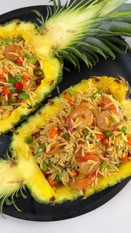 Pineapple fried rice… eat or passss? Recipe is on my instagram pagr ❤️❤️#friedrice #pineapplefriedrice 