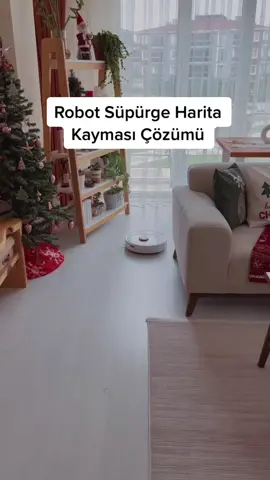 Robot süpürgem oradan oraya geziyor mutfağa yolluyorum salona gidiyor haritası kaydı diyorsanız çözüm çok basit. 🤝🏻 Yeniden haritalandırma gibi uzun bir işleme başvurmadan önce bu yöntemi mutlaka deneyin. 👌🏻 Girilmez alanlar, eşikten geçemediği bir balkon gibi kafasını karıştıran durumlarda bu problem ortaya çıkabiliyor ee sonuçta yapay zeka :)  -Robotu istasyondan elimizle alıyoruz. -Açma kapama tuşuna kapatılıyor sesini duyana kadar basıyoruz.  -Işıklar söndükten sonra istasyonun fişini çekiyoruz. -İstasyonun ışığı da söndükten sonra robotu yerine geri koyuyoruz. -İstasyonun fişini takıyoruz. -Çift yanıp sönen ışıklar tek ışığa düşünce işlem tamamdır. Ardından robotumuzu oda seçmeden tüm ev olacak şekilde çalıştırıyoruz. İlk çalıştırmada konumlandırılıyor diyerek sizi bir süre bekletecektir, endişelenmeyin.  Konumlandırma bittikten sonra haritanızın eski haline geri döndüğünü göreceksiniz. 👏🏻 Herhangi bir sorunda bana yorumlardan danışabilirsiniz. 