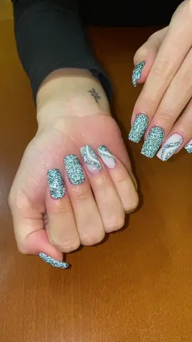 Ez a zöld flash glitter tökéletes karácsonyra! 💚 insta: @zulejnails #sens #flashglitter #crystals #crystalnailshu #gelnails #christmasnails #flashglitternails #winternails #iloveit #sültalma #illat #handpainted #milkywhitenails #greennails #glitterynails #greenglitter #zulejnails 