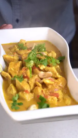 كورما الدجاج ( من الهند ولا باكستان)؟؟؟ ٠ طريقة العمل: في قدر اضيف زبده وزيت نباتي واحمس ورق الغار  ٠ اضيف البصل المقطع والبهارات المشكله ( جرام مسالا وكركم وفلفل اسود وبابريكا وملح )  ٠ واضيف مكعبات صدور دجاج مع الثوم المهروس ٠ مكعب مرق دجاج وطماطم مقطعه واغطي القدر ١٠ دقايق  ٠ الخليط عباره عن: كوب كاجو منقوع بمويا كوب كريمه طبخ كوب زبادي وبمحضر الطعام او الخلاط ونفرمهم ٠ نحط الخليط فوق الدجاج  ونخليه يغلي ١٠-١٥ دقيقه ويكون جاهز  ٠ وبالعافيه عليكم  ٠ #اكل_هندي  #كورما_دجاج  #طبخات_ابو_العز  #السعوديه  #foryou #foryoupage 