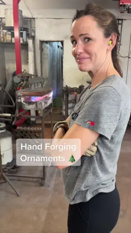 Tinkering in Santa’s workshop (by way of West Virginian artisans - #WallaceMetalWorks!) Remember when you’re shopping for the holidays—support your local artists! 🤶🏻🎄 