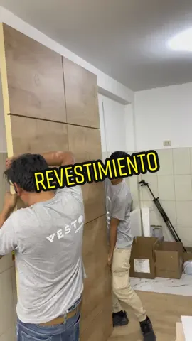 Así hicimos el revestimiento de la pared de nuestra oficina con melamina de 18 mm, color roble rústico marca Vesto #mueblesperu #andybeamelamina #homedecor 