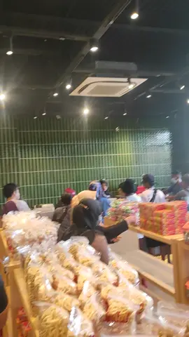 mentahan beli oleh-oleh di Jogja beli bakpia #mentahan #bakpia #tugu #kaesangerina #jalanjalan 