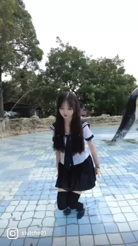 制服撈水 #孟孟 #JK #游泳池 #Carlwang #taiwanesegirl #水手服 