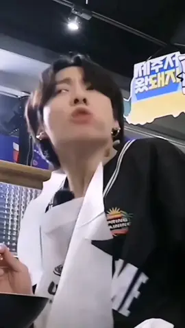 jungkook makan aja gemesin #jeonjungkookbts #jungkookiee #btsarmy #bighit_bts_official #fyp #fypシ #foryou #foryoupage #viral #trending #GenerasiHappyTikTokChallenge 