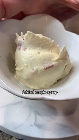 Apparently it’s good! Yes or no? #diyicecream #maplebacon #icecreamflavours #makeitorleavit #baconsquad #baconlovers 