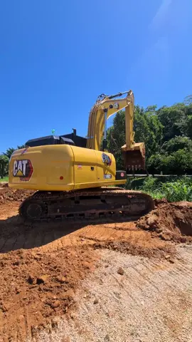 Tubulação com nossa escavadeira hidráulica. #terraplenagemcastro #maquinaspesadas #escavadeirahidraulica #caterpillar #318d2l #fy #foryou #fyp 