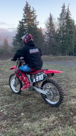 Letting the ‘02 CR125 sing. Do you guys have more fun on 125 2-strokes or 250 4-strokes? #2002 #CR125 #2stroke 