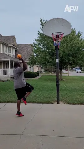 Dad's reaction says it all 🤣🏀 #genderreveal#parenting#babyannouncement#reaction#funny