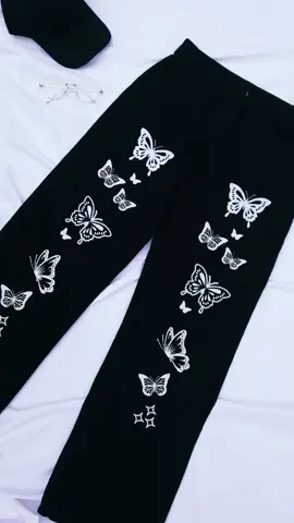 ATRÉVETE A LUCIR GENIAL CON NUESTRO JEAN MARIPOSAS 🦋 Disponible en talla S y M 💗 . . . . #jeanaesthetic #ropaquitoec #emprendimiento #marcaecuatoriana #ropaecuador #tiendaonlinederopa #ropaaesthetic #ropabonita #prendas #jean #jeannegro #mariposa #tiendaderopa #prendasaesthetic #Ecuador #Quito #marcaderopa #tiendaderopa #ropaQuito #aesthetic #jeanmariposa #jeans #mariposa #emprendimientoecuatoriano #ropabonita #moda #fashion #reels #viralreels