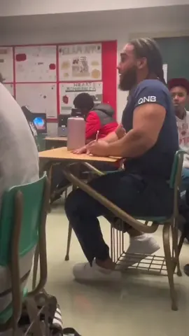 Kids these days are humongous😳 #tbt #funny #sports #college 