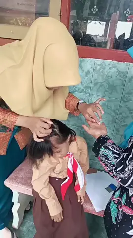 masyaallah cari kutu hmmmm dirambut siswinya,smoga sehat sll Bu guru#bersyukur #fypシ 