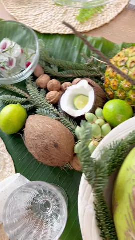 Dreaming of a Hawaiian Christmas 😌🌺 #melekalikimaka #christmashawaiianstyle #christmashawaiiantablespace #tablescaping #tropical #tablesetting #designer #christmasdecor #bocaraton #twicethestyle #aesthetic #talentovenezolano 🇻🇪 #fy #parati 