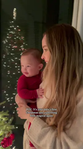 His face when the tree lit up 🥹 was inspired by @danielleelouise to capture Levi’s reaction to his first Christmas tree 