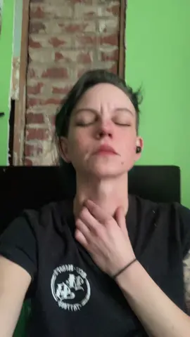 My prominent adams apple loves attention.. But really, my hypermobility loves lateral compression and vertical traction. My cervical spine is crooked af. 