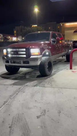 Night shots>> #3fiddy6oh #fyp #TheRealPussinBoots #trucktok #powerstroke #ford #6oh #kingranch 