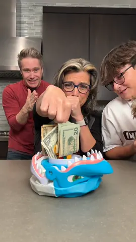 Don’t pull the wrong bill 💵 #sharkgame #family #challenge #funny 