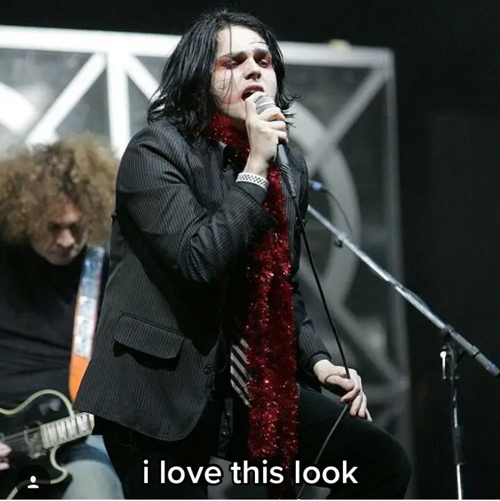 i love his little boa red thingymabob #mcr #mychemicalromance #fyp #foryoupage #gerardway #frankiero #raytoro #mikeyway #mychem 