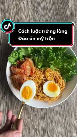 Trả lời @Adins Lâu nay có ai không biết luộc trứng lòng đào không? Trứng này ăn mỳ trộn xuất sắc #Mitronsalad #mcv #nauandelam #ancungtiktok #reviewanngon #sieudaubep #LearnOnTikTok 