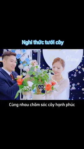 Ước mơ có một đám cưới low waste bảo vệ môi trường và mình đã làm được 🥰 Thay vì rót hai chai rượu và bỏ đó thì chúng mình chọn tưới cây hạnh phúc, cây này mẹ chồng mua cho tụi mình á 😆 hai đứa cũng không thích cắt bánh vì thấy phí, nên đã chọn nghi thức đổ gạo. Gạo nhà anh, gạo nhà em, hai ta góp gạo thổi cơm chung, buổi chiều cả nhà cùng ăn cơm nấu từ chỗ gạo đó 😚 phấn đấu sống no đủ sung túc cả đời nhé ạ 🥰 #happy #wedding #psc #phongsucuoi #couple #linhxiuu #fyp #xuhuong #bridal #codau #dogao #tuoicay #xh