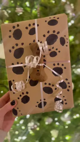 Christmas is for the dogs!! #christmaswrappingtips #christmaswrapping #wrappingtutorial #wrappinggifts 