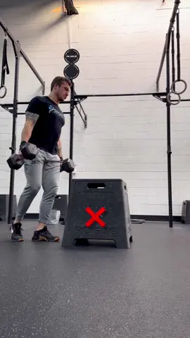 I really dislike dumbbell box step overs…but this lateral technique makes them so much easier! I used to do the first way and just spin around in circles 😵‍💫 If you step on the box at an angle with the outside leg first and pass over the box laterally it makes these way faster and easier. Try the pattern without the dumbbells first until you get the footwork down. — #b#boxstepupsd#dumbellworkoutcrossfit