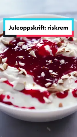 Svarer @Linda 🎄 Your wish is my command! 🎉 Oppskrift på riskremen finner du her:  Ingredienser: 250g kald risgrøt 1.5dL kremfløte 2ss sukker 1ts vaniljesukker 200g frosne bringebær + 0.5dL sukker 1 dæsj sitronsaft Valgfritt: litt maizena blandet med vann Hakkede mandler Fremgangsmåte:  Ha bringebær, sukker og sitronsaft i en kjele Kok det opp til alt er varmt og mykt Ha det gjennom en sil, så bringebærfrøene fjernes Ha sausen tilbake i kjelen og legg til maizena blandet ut i vann La småkoke til det tykner og ta så av platen Sett sausen kjølig Ha kremfløte, 2ss sukker og vaniljesukker i en bolle Pisk til en luftig og fast krem Vend inn den kalde risgrøten Fordel riskremen på to boller og ha over bringebærsausen Dryss over noen finhakkede mandler og enjoy!  #oppskrift #mat #matlaging #hobbykokk #tutorial #DIY #jul #riskrem #risgrøt 