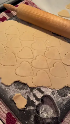 Things weren’t working out well for me the day I filmed this hence the agressive baking #taylorswift #foryoupage #baking #cookies #viral #heartshaped 