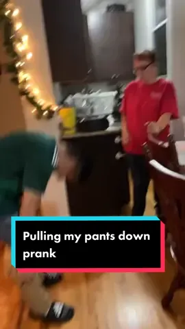 Pulling my pants down prank on mom 😂 #prank #pranks #mexicanmoms #mexicantiktok #funny #fyp #family #latinos #comedia 