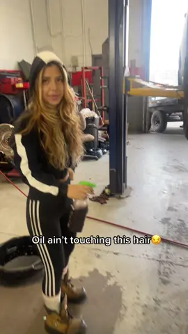 #fyp #foryoupage #girlmechanic #apprenticemechanic #mechaniclife #mechanicsoftiktok #cargirl #bluecollarbabe #femalemechanic #cars #garage #oil 