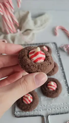 Chocolate Peppermint Kiss Cookies 🍫🍬 #christmas #christmascookies #cookies #chocolatepeppermintcookies #peppermintkisscookie #kisscookies 