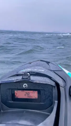 Suasana laut saat di darat hujan #ancol #pantaimarina #fyp #jetskivideos #seadoo 