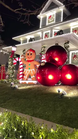 How beautiful is this outdoors Christmas decor? 🎄 Tag someone that will love this! Please dm me for credit! #homedecor #christmas #christmasdecor #modernfarmhouse 