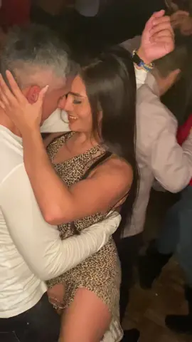 Cuando te encuentras uno 🕺🏻que baila bachata en el salón de salsa ✨ benditos sean los que bailan bachata 😂🫶 #bachatadance #bachata #losangeles #guayaquileña en #usa🇺🇸 