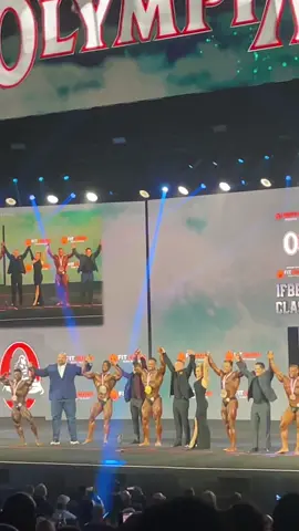 Got to witness this live. So cool. #bodybuilding #cbum #classicphysique 