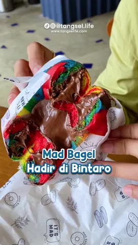 MAD BAGEL CAFE!! ALL DAY BREAKFAST PERTAMA DI BINTARO HaloTangsel People! Akhirnya buka di Bintaro. Mad Bagel dengan konsep baru dan bisa dine-in disini @madbagelcafe  tempat & suasana nya tuh homie nyaman banget disini. cocok sih buat wfh, ngerjain tugas atau santai-santai nongki bareng bestie gitu.