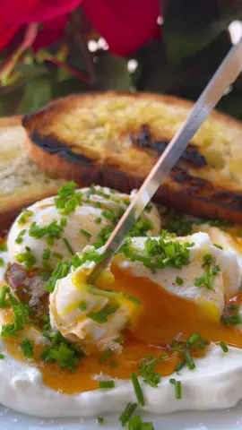 Jajka po turecku (Çilbir) skladniki : jajka 1 l. Wody 100 g octa jogurt grecki czosnek sól łyżka masła papryczka chili Chleb i oliwa  Szczypiorek  #cilbir #turkisheggs #jajkapoturecku #jajka #jogurtgrecki #czosnek #kuchniapolska #kuchniaturecka #sniadanie #sniadaniemistrzow #kolacja #jedzenie #przepis #szybkiprzepis #gotowanietomojapasja  