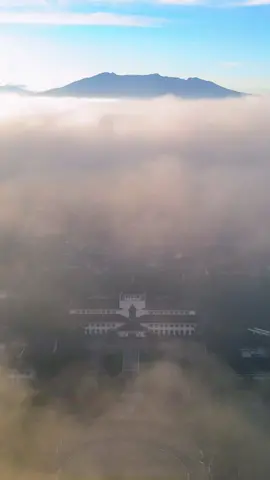 Pagi itu, Tampak kontras gunung Malabar yg cerah & gedung Sate yg di selimuti Kabut #bandung #dji #drone 