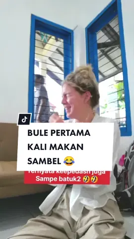 Bule pertama kali makan sambel Terasi+Cireng 😂😂 #kulinerindonesia #makananindonesia #bulemakancireng #bulemakansambel #kepedesan #fyp #fypシ #viral #trending 