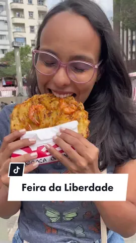 O DIA EM QUE CONHECEMOS AS COMIDAS DA FEIRA DA LIBERDADE 🎏🍘🥟 No nosso primeira dia em SÃO PAULO aproveitamos para almoçar na Feira da Liberdade que acontece aos finais de semana no bairro mais ORIENTAL do Brasil 😍🎎 📍Feira da Liberdade - Rua dos Estudantes/SP #foryou #feiradaliberdade 