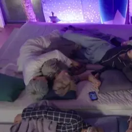 The way san tucks yunho’s hand under his chin absolutely destroyed me but the real cherry on top is the way hongjoong is holding san’s wrist #ateez #yeosual #yunsan #fyp 