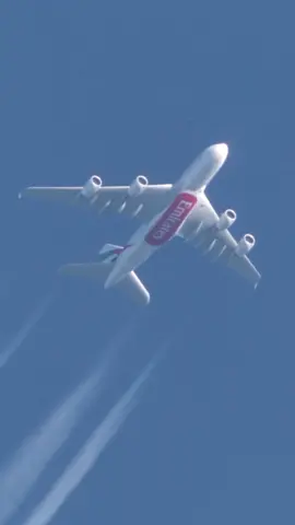 planes at their cruising altitude😍😍 credits to cargospotter on youtube #foryou #airplanes #aviation #avgeek #etihad #etihadairways #a380 #airbus #emirates #thai #thaiairways #boeing #boeing777 #b777 #britishairways #skyteam #planespotting 