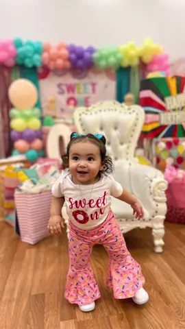Her first birthday was a success she had so much fun!!!! ❤️❤️ #happybirthday #1stbirthday #babygirl #baby #babiesoftiktok #turing1 #sweetone #donuts #candy #Love #family #MomsofTikTok #dadsoftiktok #birthday #1yearold #party #presents #fyp #foryou #foryoupage 